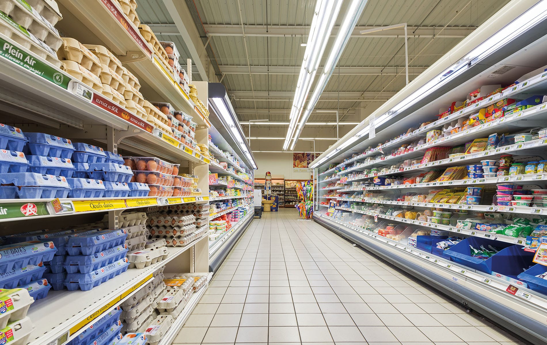 Reposición de mercancía en estantes